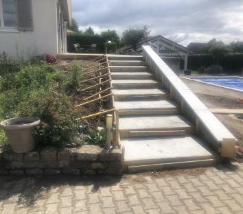 La Bâtie Montgascon (terrasse, escalier, jardinière)